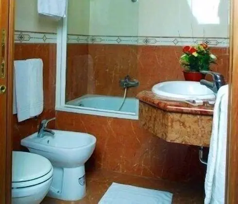 Üç Kişilik Oda