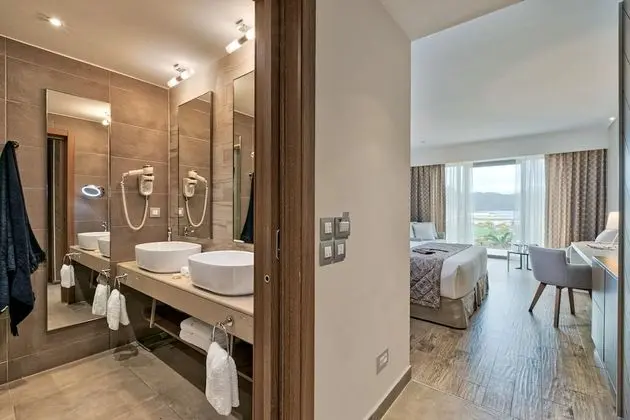 Deluxe Side Sea View Room