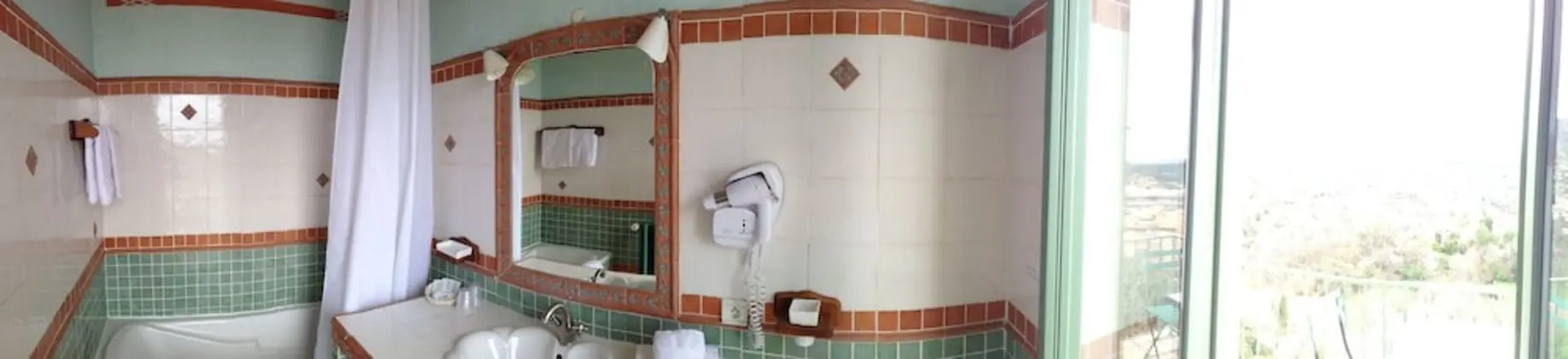 Büyük, Bir adet Çift Kişilik Yataklı, Panoramik Manzaralı