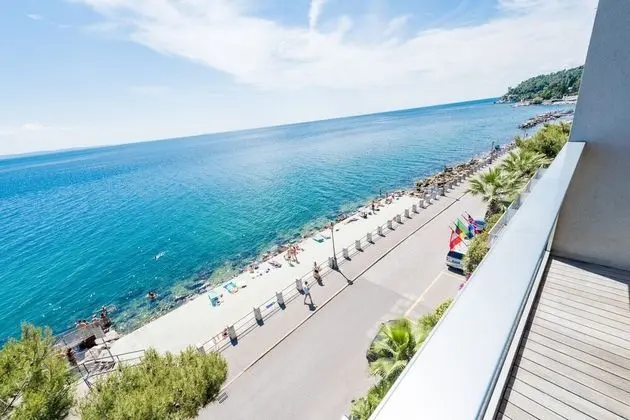 Tek Büyük Yataklı Oda, Kısmi Deniz Manzaralı