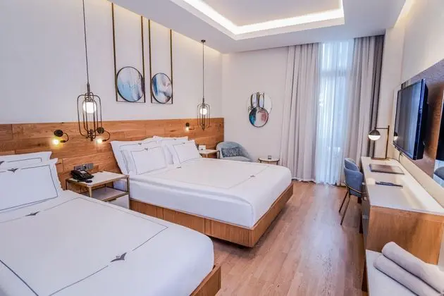 https://images.etstur.com/imgproxy/resize/2560x1440/files/images/hotelImages/etsrooms/16/Miramare_Beach_Hotel_20260309112646_2.jpg