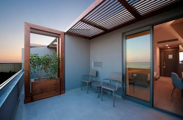 https://images.etstur.com/imgproxy/resize/2560x1440/files/images/hotelImages/etsrooms/16/Miramare_Beach_Hotel_20260309113110_1.jpg