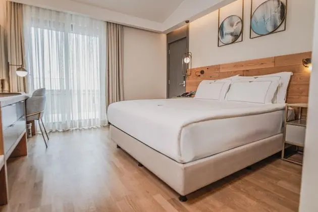 https://images.etstur.com/imgproxy/resize/2560x1440/files/images/hotelImages/etsrooms/16/Miramare_Beach_Hotel_20260309113110_5.jpg