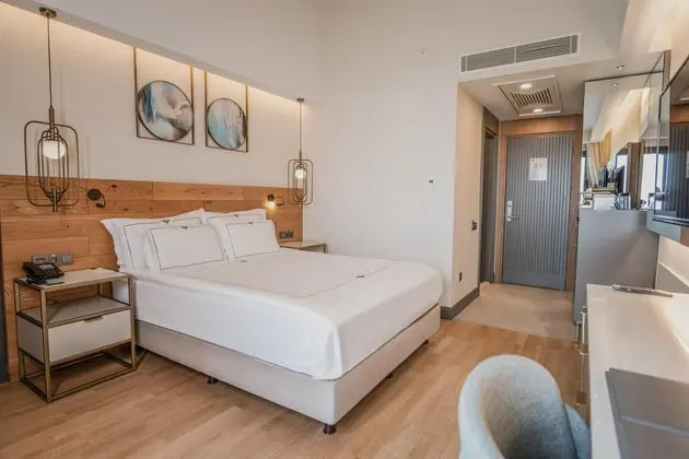 https://images.etstur.com/imgproxy/resize/2560x1440/files/images/hotelImages/etsrooms/16/Miramare_Beach_Hotel_20260309113110_6.jpg