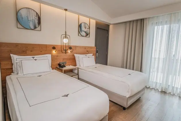 https://images.etstur.com/imgproxy/resize/2560x1440/files/images/hotelImages/etsrooms/16/Miramare_Beach_Hotel_20260309113111_8.jpg