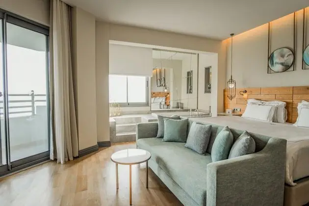 https://images.etstur.com/imgproxy/resize/2560x1440/files/images/hotelImages/etsrooms/16/Miramare_Beach_Hotel_20260309113520_1.jpg