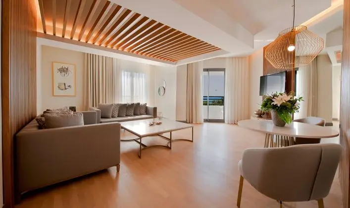 https://images.etstur.com/imgproxy/resize/2560x1440/files/images/hotelImages/etsrooms/16/Miramare_Beach_Hotel_20260309113520_5.jpg