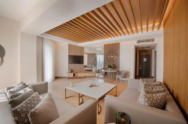 https://images.etstur.com/imgproxy/resize/2560x1440/files/images/hotelImages/etsrooms/16/Miramare_Beach_Hotel_20260309113520_6.jpg