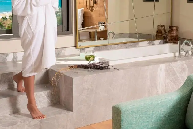 https://images.etstur.com/imgproxy/resize/2560x1440/files/images/hotelImages/etsrooms/16/Miramare_Beach_Hotel_20260309113520_9.jpg