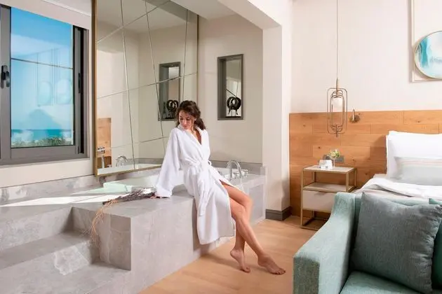 https://images.etstur.com/imgproxy/resize/2560x1440/files/images/hotelImages/etsrooms/16/Miramare_Beach_Hotel_20260309113521_10.jpg