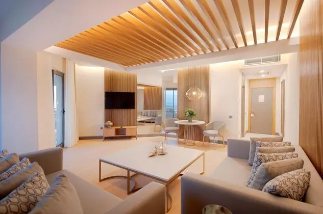 https://images.etstur.com/imgproxy/resize/2560x1440/files/images/hotelImages/etsrooms/16/Miramare_Beach_Hotel_20260309113521_11.jpg