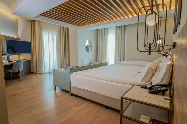 https://images.etstur.com/imgproxy/resize/2560x1440/files/images/hotelImages/etsrooms/16/Miramare_Beach_Hotel_20260309113659_3.jpg