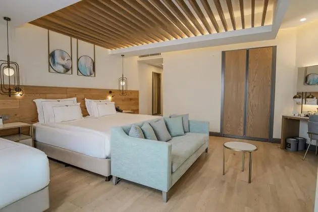 https://images.etstur.com/imgproxy/resize/2560x1440/files/images/hotelImages/etsrooms/16/Miramare_Beach_Hotel_20260309113700_4.jpg