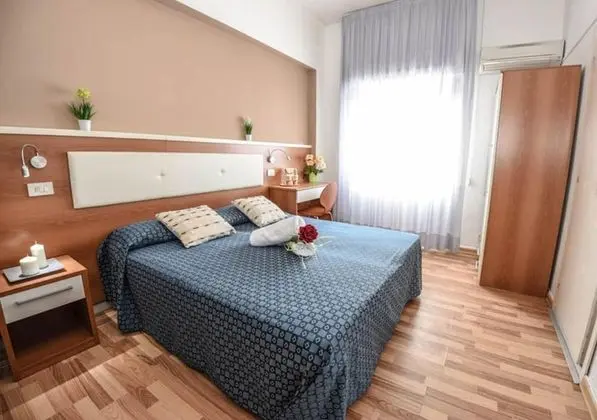 Tek Büyük Yataklı Oda, 1 Çift Kişilik Yatak, Banyolu/Duşlu, Kısmi Deniz Manzaralı