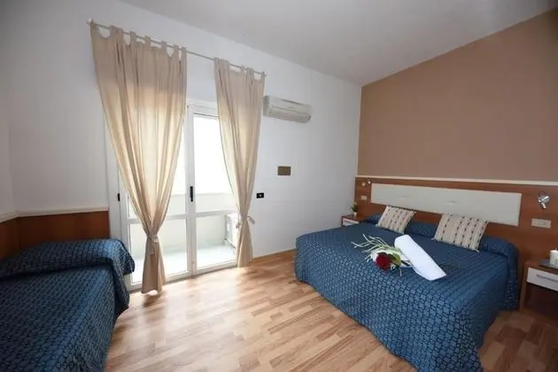 Üç Kişilik Oda, Banyolu/Duşlu, Kısmi Deniz Manzaralı