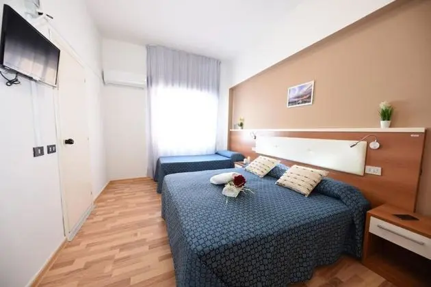 Üç Kişilik Oda, Banyolu/Duşlu, Kısmi Deniz Manzaralı