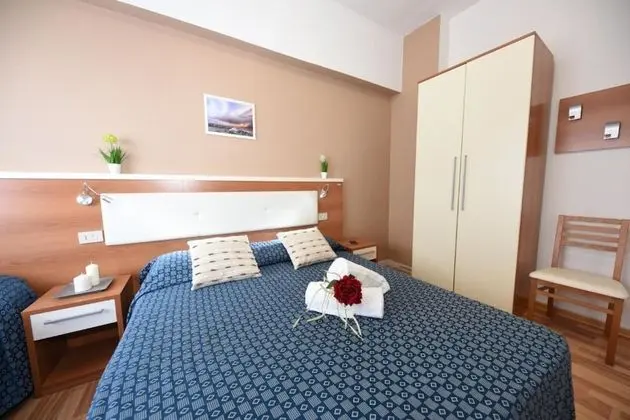 Üç Kişilik Oda, Banyolu/Duşlu, Kısmi Deniz Manzaralı