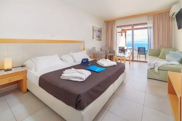 Frontal Deluxe Room with Sea View and Private Pool