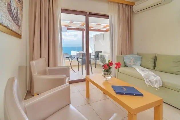 Frontal Deluxe Room with Sea View and Private Pool
