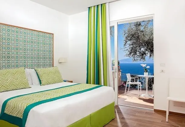 Deluxe Tek Büyük veya İki Ayrı Yataklı Oda, Veranda, Deniz Manzaralı