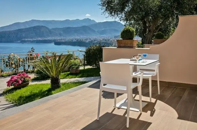 Deluxe Tek Büyük veya İki Ayrı Yataklı Oda, Veranda, Deniz Manzaralı