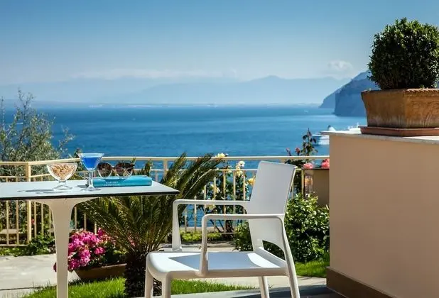 Deluxe Tek Büyük veya İki Ayrı Yataklı Oda, Veranda, Deniz Manzaralı