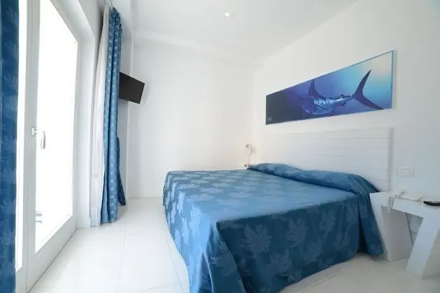 Classic Tek Büyük veya İki Ayrı Yataklı Oda, Balkon, Kısmi Deniz Manzaralı