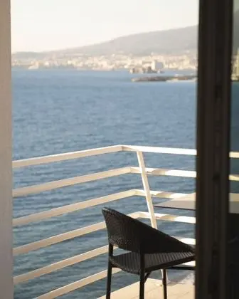 Classic Tek Büyük veya İki Ayrı Yataklı Oda, Balkon, Kısmi Deniz Manzaralı