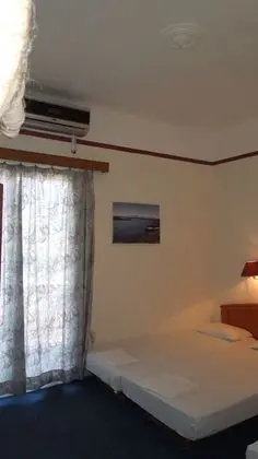 İki Ayrı Yataklı Oda, Ortak Banyo