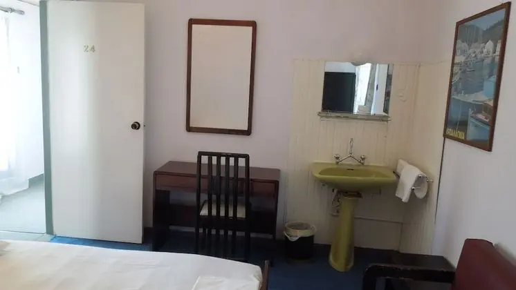 İki Ayrı Yataklı Oda, Ortak Banyo