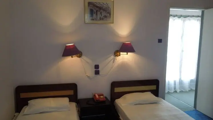 İki Ayrı Yataklı Oda, Ortak Banyo