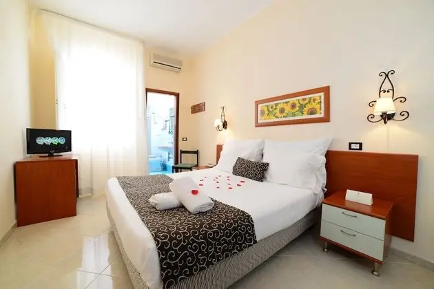 Tek Büyük Yataklı Oda, Ek Bina (Depandance 100m from sea)