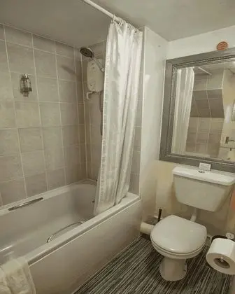 Tek Büyük Yataklı Oda, Ortak Banyo (Attic)