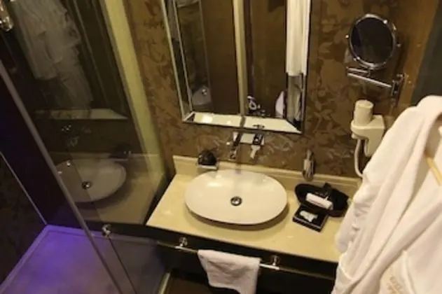 Bathroom sink