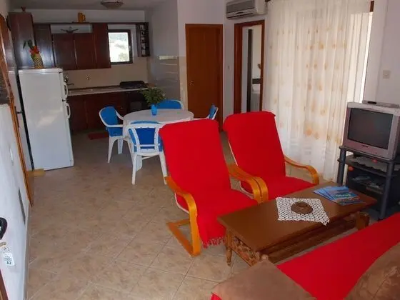 Apart Daire (Mirja - 100m from the beach & parking)