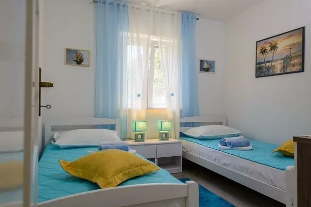 Ev (Mirjana - beautiful garden with barbe)