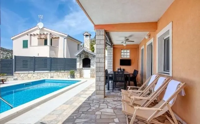 Ev (Mirka - with heated pool - H(8+2))