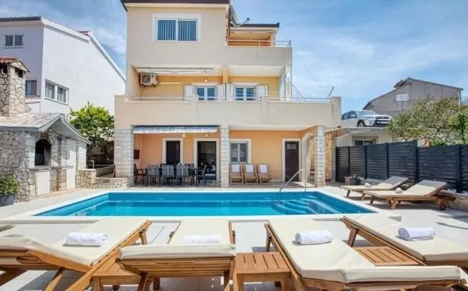 Ev (Mirka - with heated pool - H(8+2))