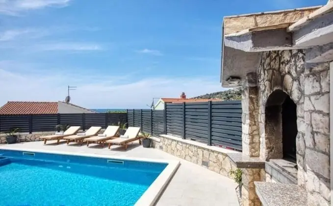 Ev (Mirka - with heated pool - H(8+2))