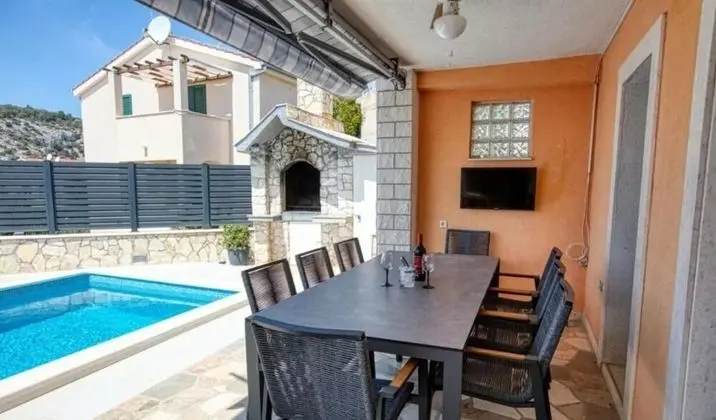 Ev (Mirka - with heated pool - H(8+2))