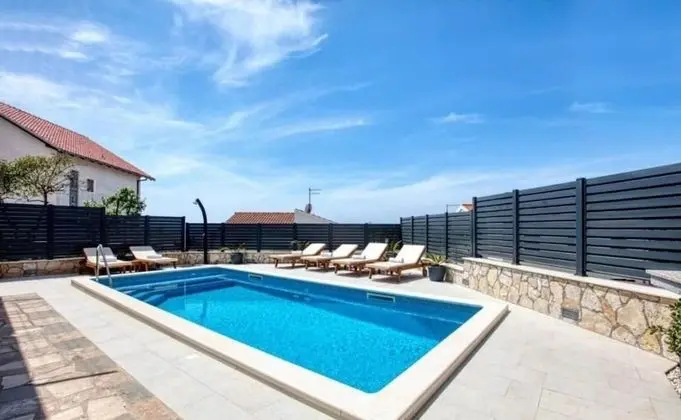Ev (Mirka - with heated pool - H(8+2))