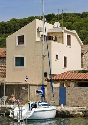 Apart Daire (Mirni - 5 m from sea - A1(2+1))