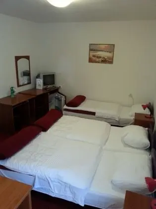 Üç Kişilik Oda