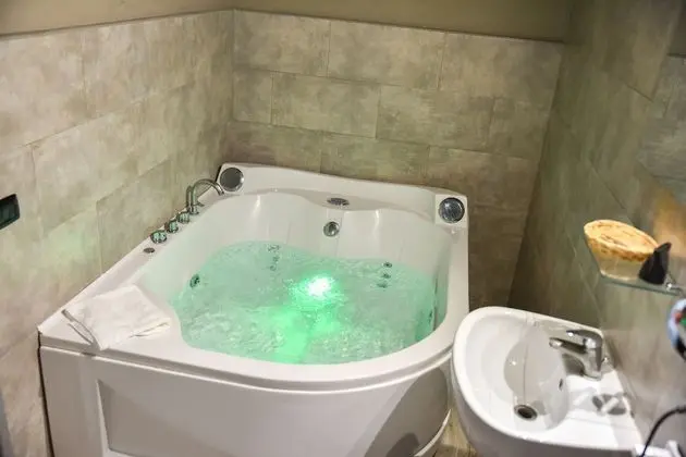 Deluxe Tek Büyük Yataklı Oda, Jakuzi, Şehir Manzaralı