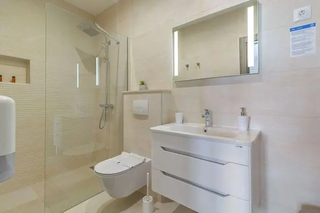 Üç Kişilik Oda (Comfort Triple Room with Balcony and )