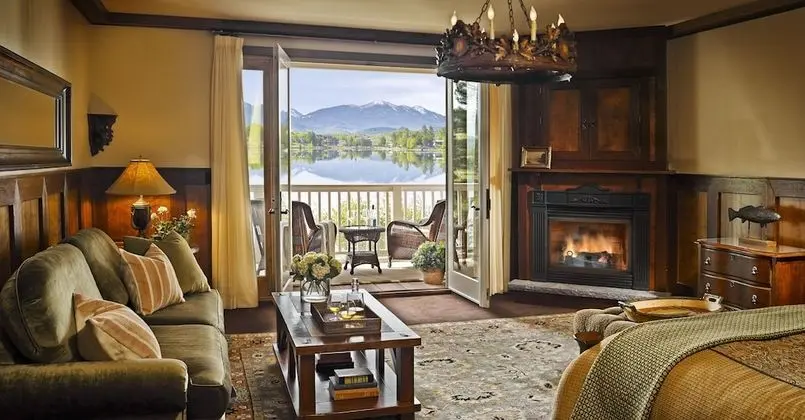 Mirror Lake Suite, Waterfront with Balcony, Whirlpool Tub and Fireplace