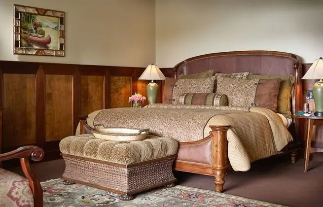 Mirror Lake Suite, Waterfront with Balcony, Whirlpool Tub and Fireplace