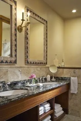 Mirror Lake Suite, Waterfront with Balcony, Whirlpool Tub and Fireplace