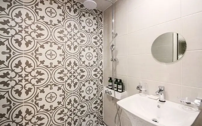 Oda (Twin (Netflix Personal ID Use / Advan)