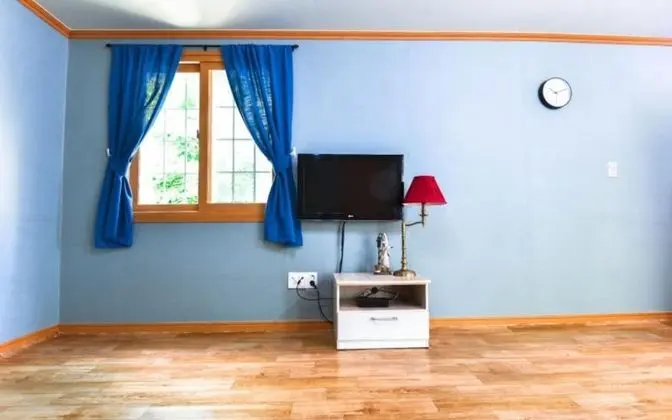 Oda (WOOD WITH TREE)